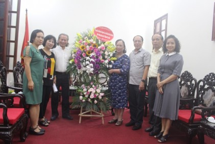 Kỷ niệm Ngày Quốc tế NCT (1/10): Nhiều cơ quan, đơn vị, tổ chức tặng hoa chúc mừng Hội NCT Việt Nam