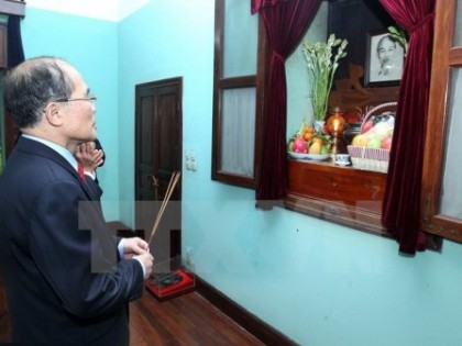 Chủ tịch Quốc hội Nguyễn Sinh Hùng dâng hương, tưởng nhớ Bác Hồ tại Di tích Nhà 67 