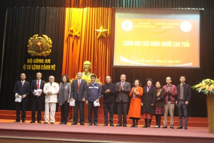 Quỹ Chăm sóc NCT Việt Nam phối hợp chăm sóc sức khỏe và phát thuốc miễn phí cho 550 thành viên Câu lạc bộ sỹ quan hưu trí Cảnh vệ 