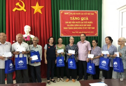 Trung ương Hội NCT Việt Nam: Khám mắt, cấp thuốc miễn phí, tặng quà NCT tỉnh Bình Thuận