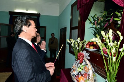 Thủ tướng Nguyễn Tấn Dũng dâng hương tưởng niệm Chủ tịch Hồ Chí Minh 