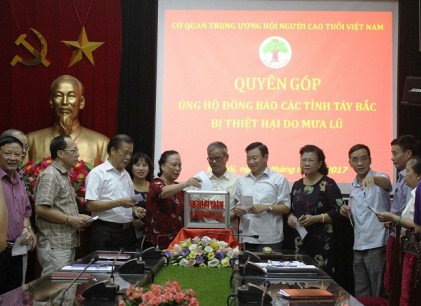 Công đoàn Cơ quan Trung ương Hội NCT Việt Nam quyên góp ủng hộ đồng bào các tỉnh miền núi phía Bắc bị thiệt hại do mưa lũ