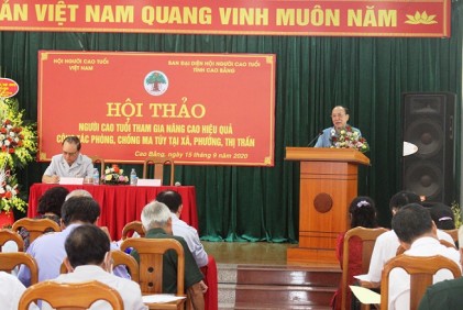 Phó Chủ tịch Hội NCT Việt Nam Nguyễn Hòa Bình dự Hội thảo và thăm, tặng quà NCT có hoàn cảnh đặc biệt khó khăn tại tỉnh Cao Bằng