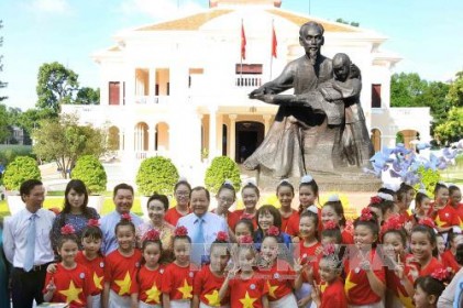 Cung thỉnh Tượng Bác Hồ với thiếu nhi về Nhà thiếu nhi Thành phố Hồ Chí Minh 