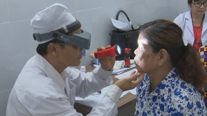 Quỹ Chăm sóc NCT Việt Nam tổ chức khám mắt và cấp thuốc điều trị miễn phí cho NCT