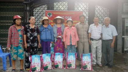 Quận Thanh Khê (TP Đà Nẵng): Trao quà cho NCT có hoàn cảnh khó khăn 
