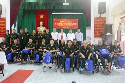 Lãnh đạo Trung ương Hội NCT Việt Nam thăm, tặng quà các thương binh tại Trung tâm Điều dưỡng Thương binh Duy Tiên