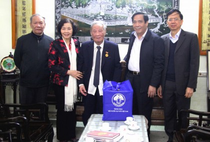 Chủ tịch Nguyễn Thanh Bình thăm, chúc tết các nguyên Chủ tịch Vũ Oanh, Cù Thị Hậu