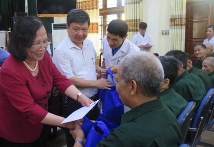 Chủ tịch Hội NCT Việt Nam Phạm Thị Hải Chuyền: Thăm, tặng quà các thương, bệnh binh tại Trung tâm Điều dưỡng Thương binh Kim Bảng, tỉnh Hà Nam