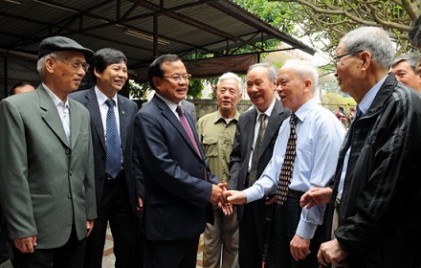 Bí thư Thành ủy Hà Nội nói chuyện với các hội viên Câu lạc bộ Thăng Long 