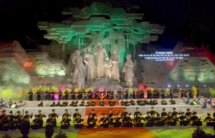 Khánh thành Tượng đài “Bác Hồ với nhân dân các dân tộc tỉnh Tuyên Quang” 