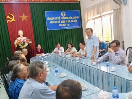 Phó Chủ tịch Thường trực Đàm Hữu Đắc thăm, tặng quà NCT nghèo, cô đơn, có hoàn cảnh khó khăn tại tỉnh Tiền Giang