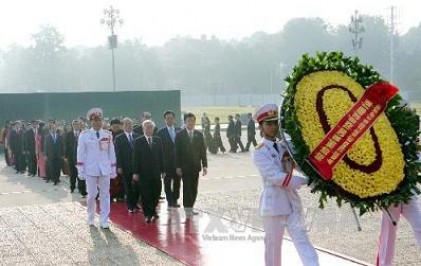 Lãnh đạo Đảng, Nhà nước và Đại biểu Quốc hội vào Lăng viếng Chủ tịch Hồ Chí Minh 