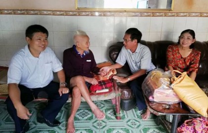Hội NCT tỉnh Bình Phước: Tặng quà người cao tuổi có hoàn cảnh khó khăn 