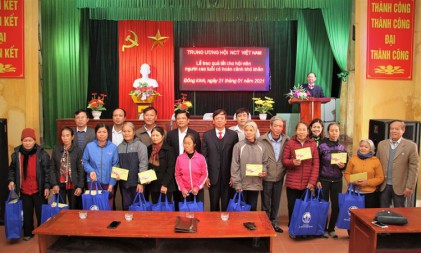 Phó Chủ tịch Hội NCT Việt Nam Phan Văn Hùng tặng quà NCT có hoàn cảnh khó khăn tỉnh Thái Bình
