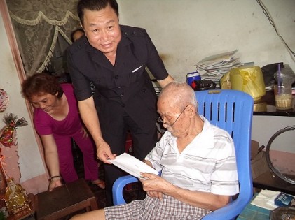 Phó Chủ tịch Trung ương Hội Người cao tuổi Việt Nam Ngô Trọng Vịnh thăm hỏi, tặng quà người cao tuổi tiêu biểu của thành phố Bạc Liêu