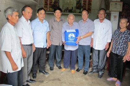 Phó Chủ tịch Hội NCT Việt Nam Nguyễn Hòa Bình thăm, tặng quà gia đình chính sách tỉnh Nghệ An 