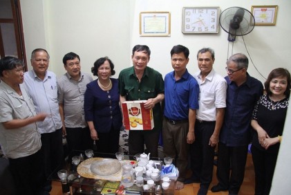 Chủ tịch Phạm Thị Hải Chuyền thăm, tặng quà người có công tỉnh Quảng Ninh