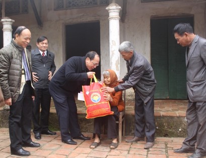Phó Chủ tịch Hội NCT Việt Nam Nguyễn Hòa Bình thăm, tặng quà Tết NCT nghèo, có hoàn cảnh đặc biệt khó khăn tại tỉnh Vĩnh Phúc