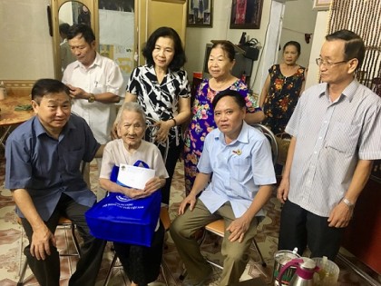 Lãnh đạo Trung ương Hội NCT Việt Nam: Thăm, tặng quà người có công cao tuổi tỉnh Hà Tĩnh