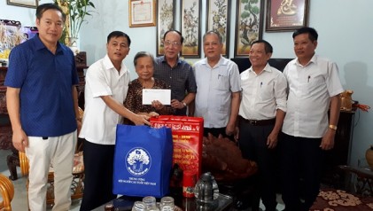 Lãnh đạo Trung ương Hội NCT Việt Nam thăm, tặng quà gia đình chính sách thị xã Đông Triều, tỉnh Quảng Ninh
