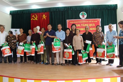 Hướng tới “Tháng hành động vì NCT” đặc biệt khó khăn năm 2015 <p> Những phần quà nghĩa tình được lãnh đạo Trung ương Hội Người cao tuổi Việt Nam trao đến NCT khó khăn, tỉnh Quảng Ninh 