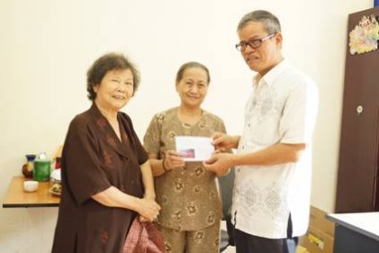 CLB sức khỏe NCT phường Hàng Trống ủng hộ cụ Kê 2 triệu đồng.
