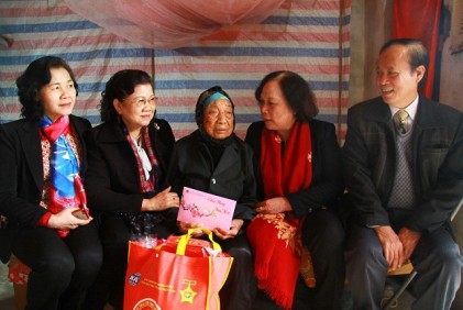Chủ tịch Hội NCT Việt Nam Phạm Thị Hải Chuyền thăm, tặng quà NCT có hoàn cảnh khó khăn tỉnh Thái Bình