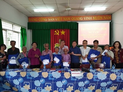 Trung ương Hội NCT Việt Nam thăm và tặng quà cho NCT có hoàn cảnh khó khăn tại tỉnh Tiền Giang