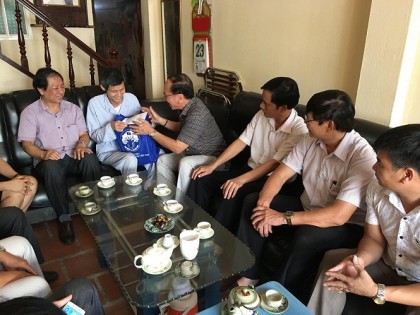 Phó Chủ tịch Hội NCT Việt Nam Nguyễn Hòa Bình thăm, tặng quà thương binh tỉnh Thanh Hóa