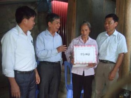 Ban Đại diện Hội NCT tỉnh Yến Bái: <P> Tổ chức thăm, tặng quà cho người cao tuổi có hoàn cảnh đặc biệt khó khăn nhân ngày Quốc tế Người cao tuổi (1/10)