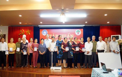 Quỹ Trái tim vàng Việt Nam trao tặng 10 CLB Liên thế hệ tự giúp nhau mới thành lập tại tỉnh Lào Cai một số trang thiết bị... 