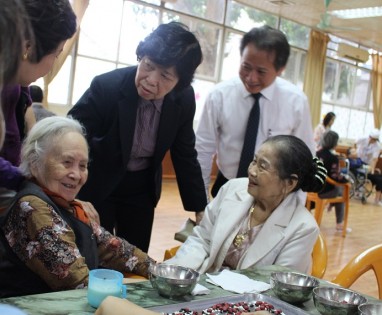 Chủ tịch Hội Người cao tuổi Việt Nam thăm, tặng quà người cao tuổi tại Trung tâm Chăm sóc  người cao tuổi Bách niên Thiên Đức