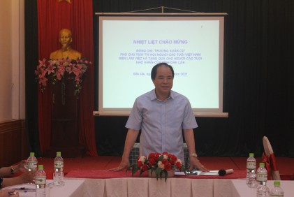 Phó Chủ tịch Hội NCT Việt Nam Trương Xuân Cừ làm việc với Hội NCT tỉnh Đắk Lắk và tặng quà NCT có hoàn cảnh khó khăn