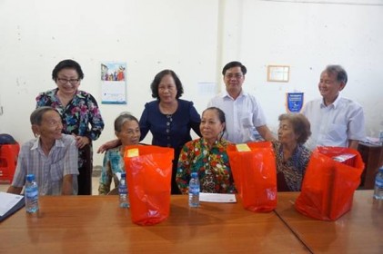 Chủ tịch Hội NCT Việt Nam Phạm Thị Hải Chuyền trực tiếp thăm hỏi, động viên và tặng quà NCT đặc biệt khó khăn tại tỉnh Bạc Liêu
