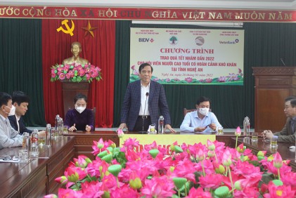 Chủ tịch Hội NCT Việt Nam Nguyễn Thanh Bình thăm, tặng quà Tết NCT có hoàn cảnh khó khăn tỉnh Hà Tĩnh và Nghệ An