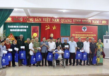 Lãnh đạo Trung ương Hội NCT Việt Nam thăm, tặng quà thương binh, bệnh binh, người có công tại Trung tâm Điều dưỡng người có công Thanh Hóa