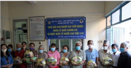 TP Mỹ Tho, tỉnh Tiền Giang: Tặng quà cho NCT nghèo có hoàn cảnh khó khăn