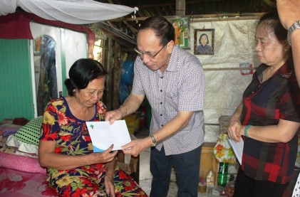 Phó Chủ tịch Hội NCT Việt Nam Nguyễn Hòa Bình thăm, tặng quà NCT nghèo, NCT cô đơn có hoàn cảnh khó khăn  tại tỉnh Bạc Liêu