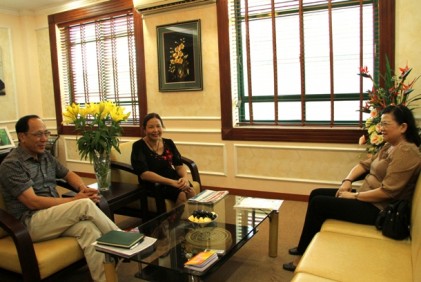 Phó Chủ tịch Hội NCT Việt Nam Nguyễn Hòa Bình làm việc với Công ty CP Traphaco: Chung tay để NCT được chăm sóc tốt hơn