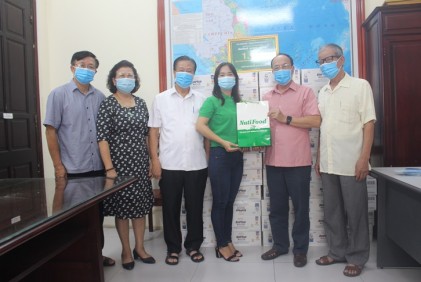 Trung ương Hội NCT Việt Nam tiếp nhận gần 2.000 chai sữa EnPlus Diamond từ Công ty Cổ phần Thực phẩm Dinh dưỡng NutiFood