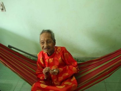 Liên minh Kỷ lục Thế giới công nhận cụ Nguyễn Thị Trù cao tuổi nhất thế giới 