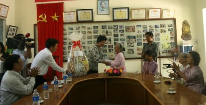 Lãnh đạo Trung ương Hội NCT Việt Nam tặng quà  NCT có hoàn cảnh đặc biệt khó khăn