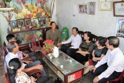 Phó Chủ tịch Thường trực Đàm Hữu Đắc thăm, tặng quà người có công tỉnh Kon Tum
