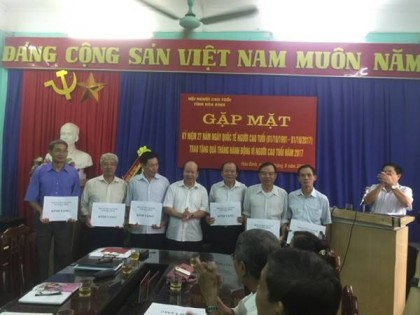 Hội NCT tỉnh Hòa Bình: Gặp mặt kỷ niệm lần thứ 27 Ngày Quốc tế NCT (01/10/1991 – 01/10/2017) và tặng quà nhân“Tháng hành động vì Việt Nam” năm 2017