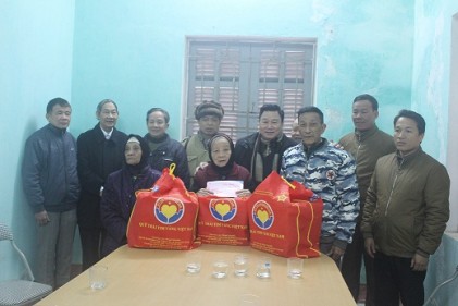 Lãnh đạo Trung ương Hội NCT Việt Nam thăm, tặng quà NCT nghèo, NCT có hoàn cảnh đặc biệt khó khăn tỉnh Hòa Bình 