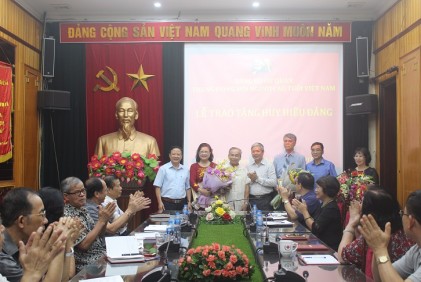 Đảng bộ cơ quan Trung ương Hội NCT Việt Nam: Tổ chức trao tặng Huy hiệu 50 năm, 30 năm tuổi Đảng; nghiên cứu quán triệt Nghị quyết Hội nghị Ban Chấp hành Trung ương Đảng lần thứ 7 (khóa XII)