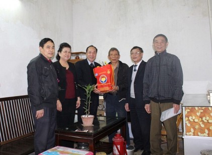 Lãnh đạo Trung ương Hội NCT Việt Nam thăm, tặng quà NCT là cựu chiến binh có hoàn cảnh khó khăn 