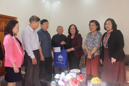 Chủ tịch Phạm Thị Hải Chuyền thăm, tặng quà NCT có hoàn cảnh đặc biệt khó khăn tại tỉnh Hà Giang