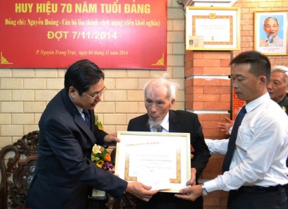 Lãnh đạo thành phố Hà Nội trao Huy hiệu Đảng cho các đảng viên lão thành 
